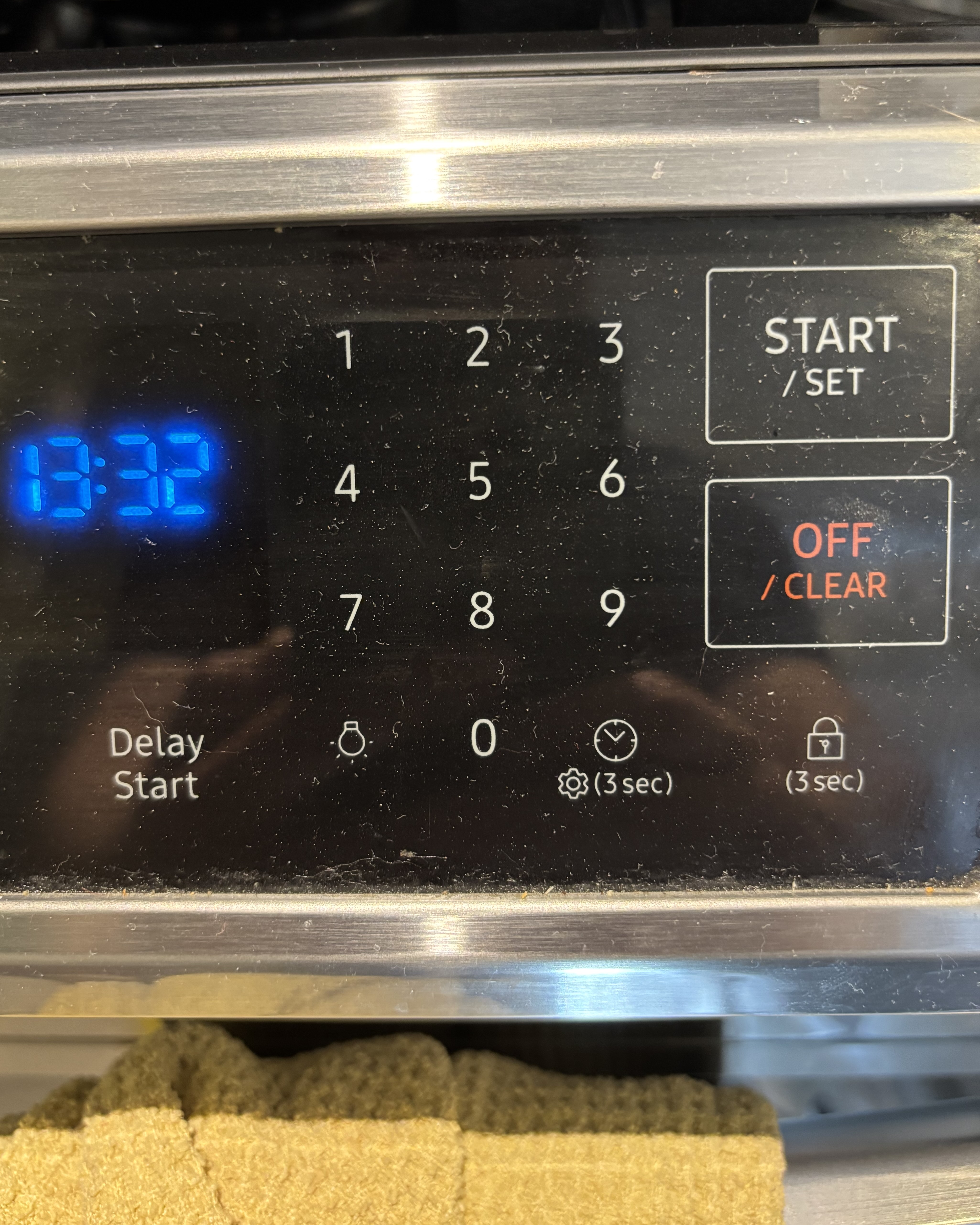 input for an oven, including a number pad and other buttons like start, stop, off, etc.